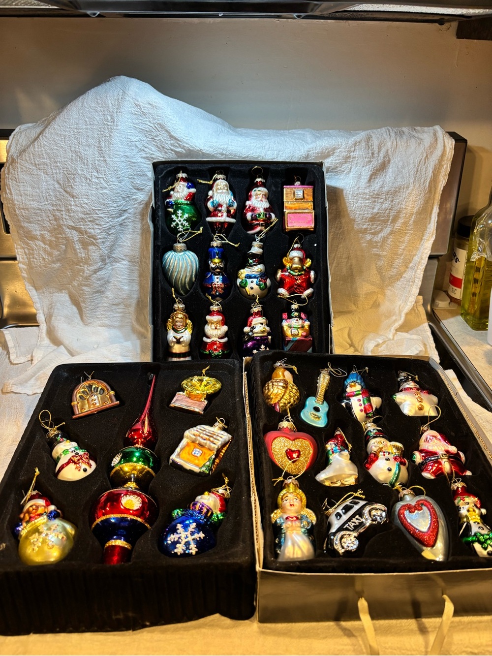 Thomas Pacconi Musuem Series Ornaments 31 pieces in original box no certificate